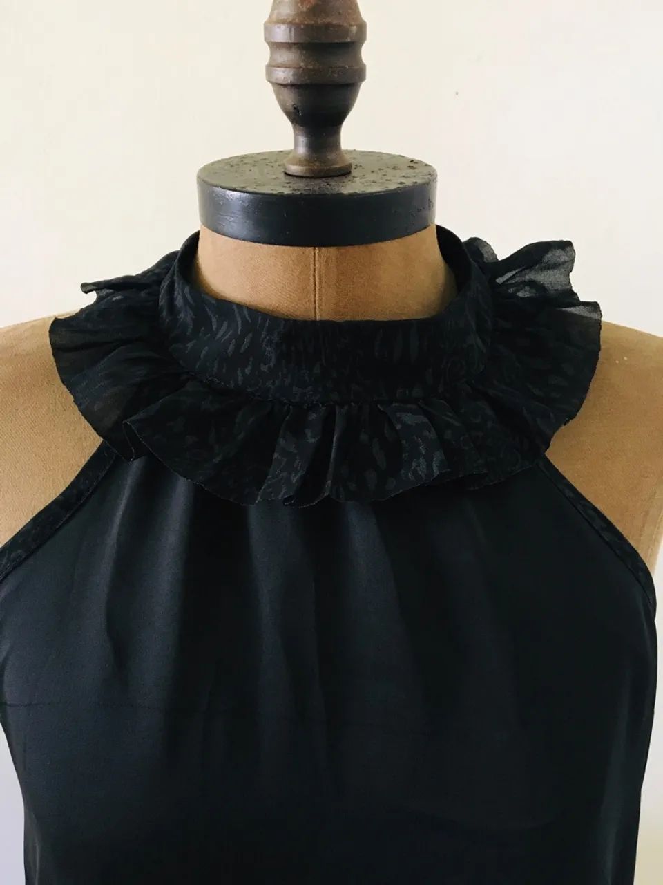 Vestido preto com gola alta