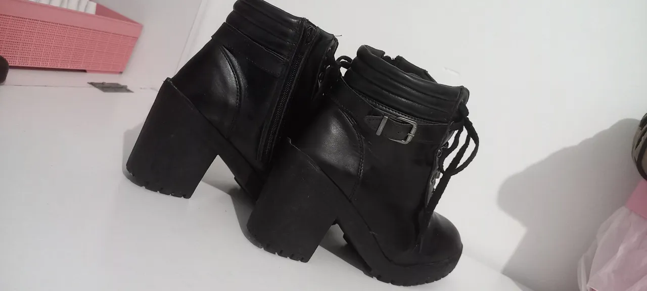 Botas pretas de salto alto