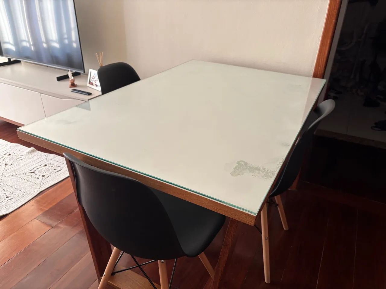 Mesa de jantar com tampo de vidro.64209948603651120