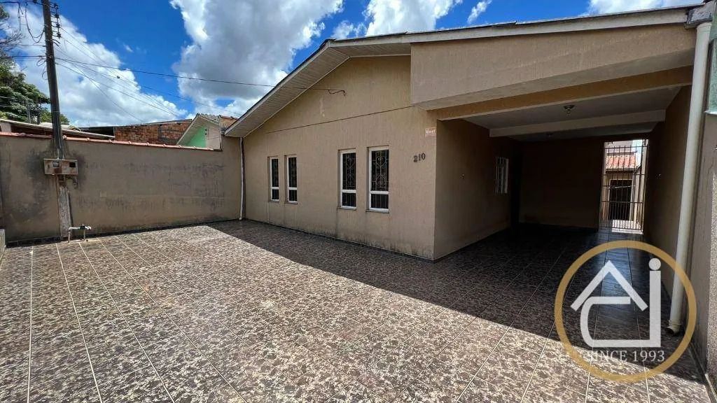 Casa com 2 quartos, 2 salas. cozinha com armários, wc e edícula com churrasqueira e cozinh