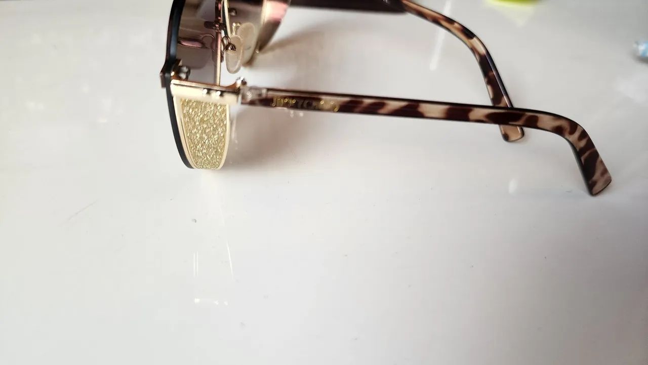 Óculos Sol com detalhes dourado - Foto 2