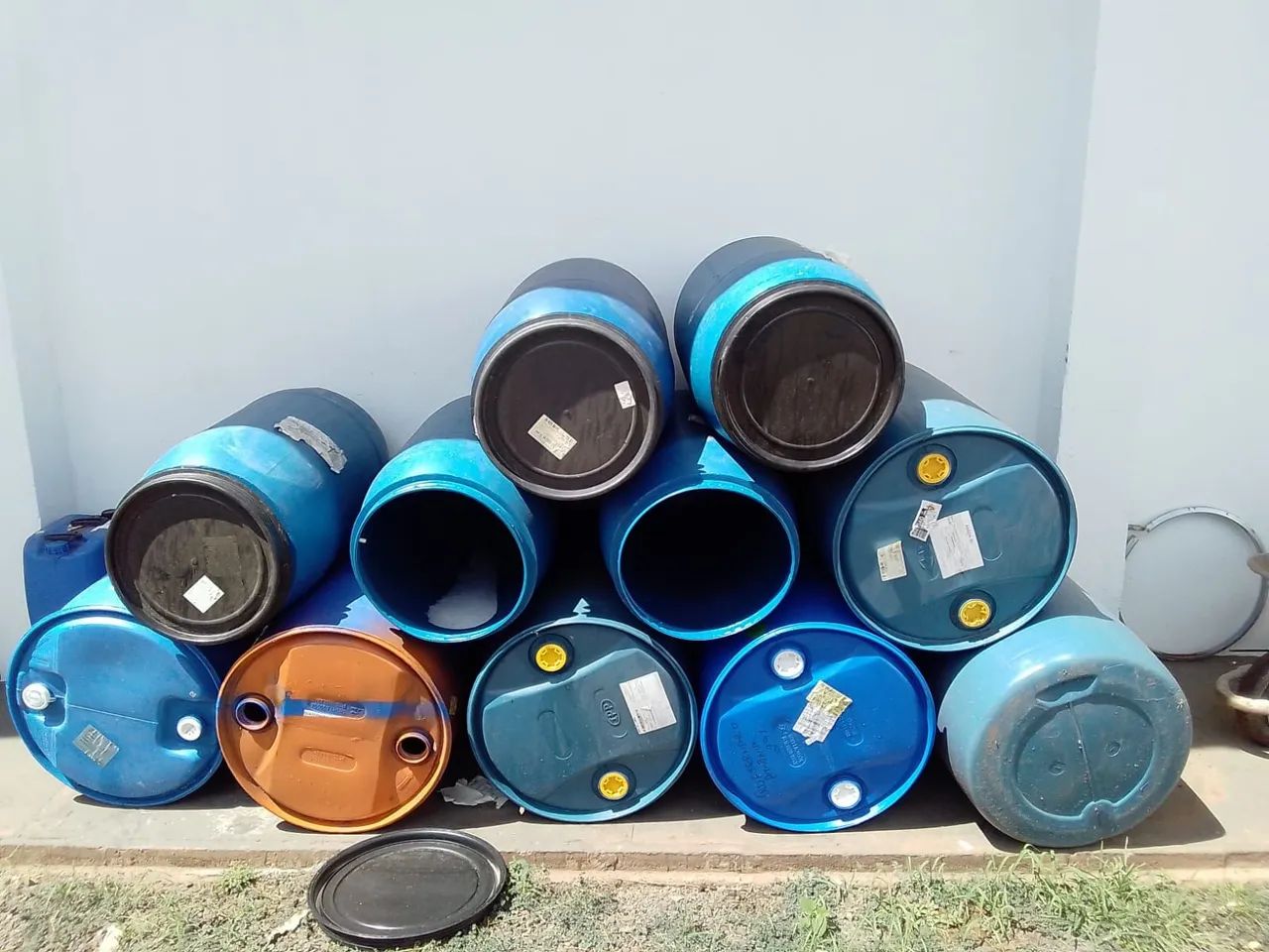 Barris plásticos 200 litros 