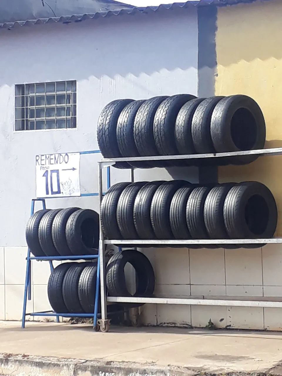 PNEUS RISCADO 100 REAIS HÁ UNIDADE