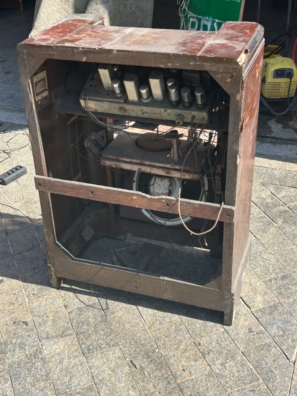 VITROLA ANTIGA - RADIO VALVULADO - SEM TESTE COM CUPIM  - Foto 4