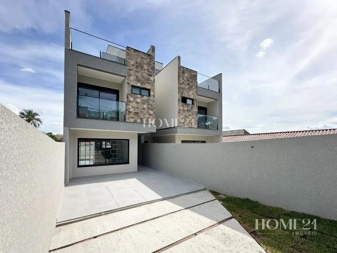 SOBRADO NO XAXIM COM 125m² E TERRENO 220M²