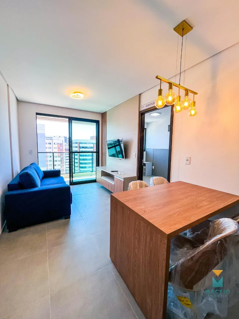 Quarto e sala mobiliado com varanda, top de linha, andar alto, nascente. Edf. Liv na Ponta