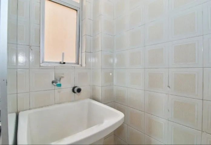 VENDO APTO COM SACADA NO CENTRO e aceito troca por casa de praia em SC - Foto 5