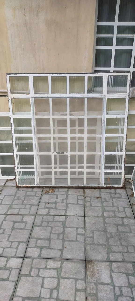 Janela Antiga com Grade de Proteção