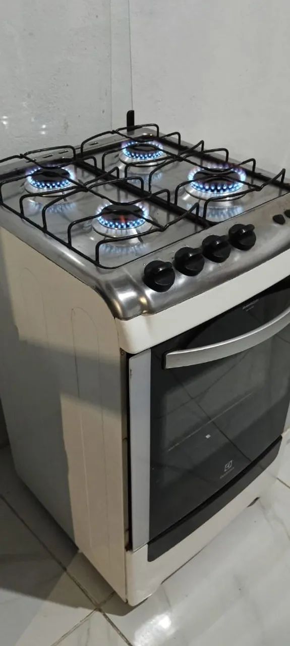 fogão Eletrolux funciona às 4 bocas e o forno perfeitamente  - Foto 4