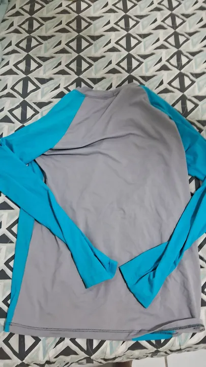 Camiseta Manga Longa Cinza e azul de banho
