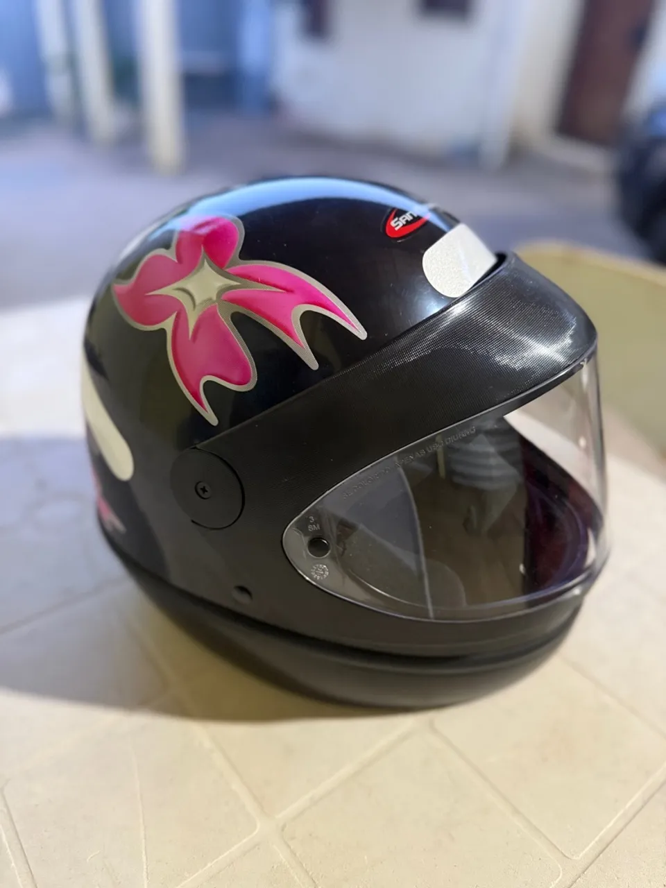Capacete de Moto Feminino Preto com Detalhes