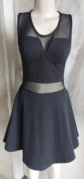 Vestido preto com bojo e transparência