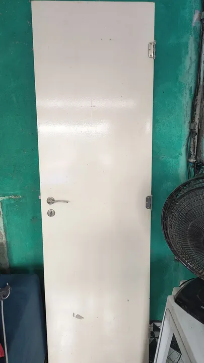 Porta branca para banheiro