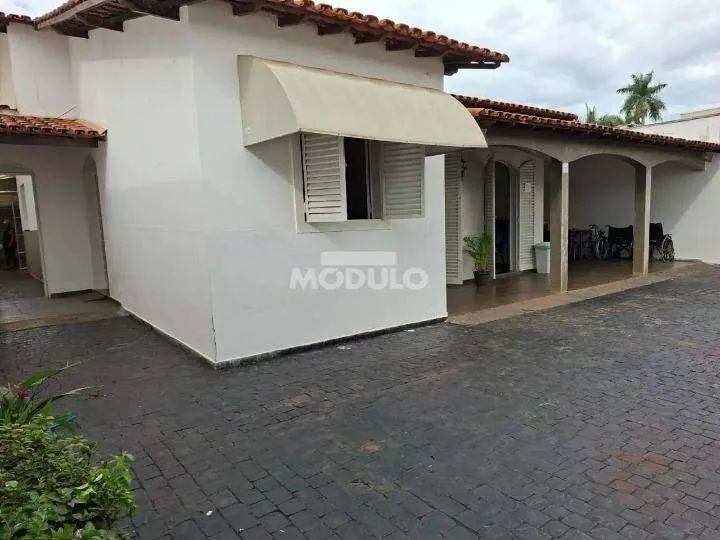 Casa comercial para locação no bairro Osvaldo Resende.