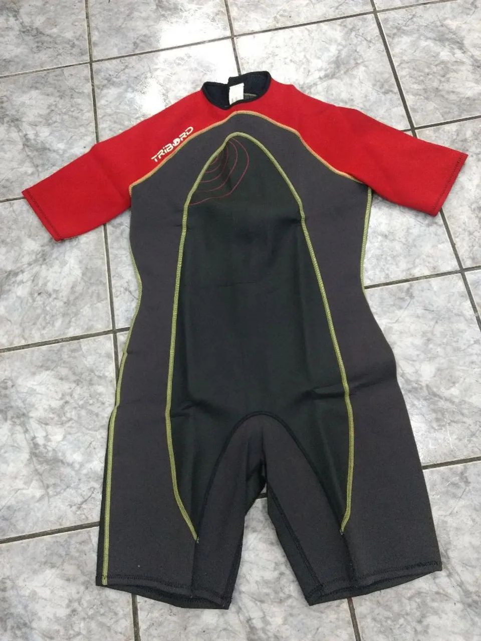 Macacão de mergulho e surfistas Tribord
