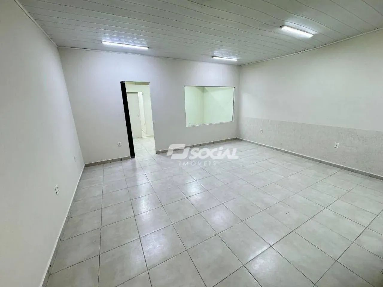 Sala ampla disponível para locação em ótima localização. Av. Carlos Gomes, B. São Cristóvã - Foto 3