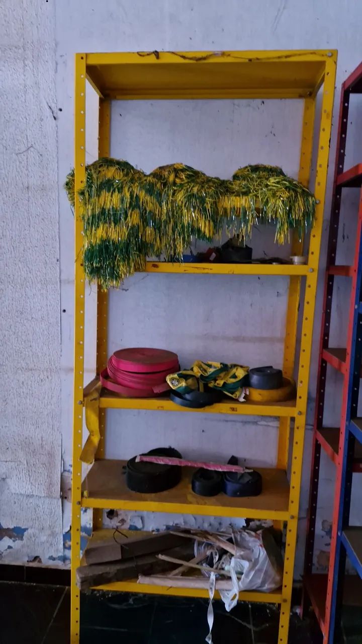 Prateleiras Amarelas