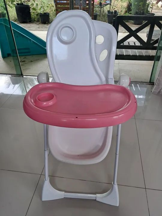 Vendo: carrinho de bebê, banheira, cadeira para se fazer refeição e aconchego para bebê.  - Foto 2