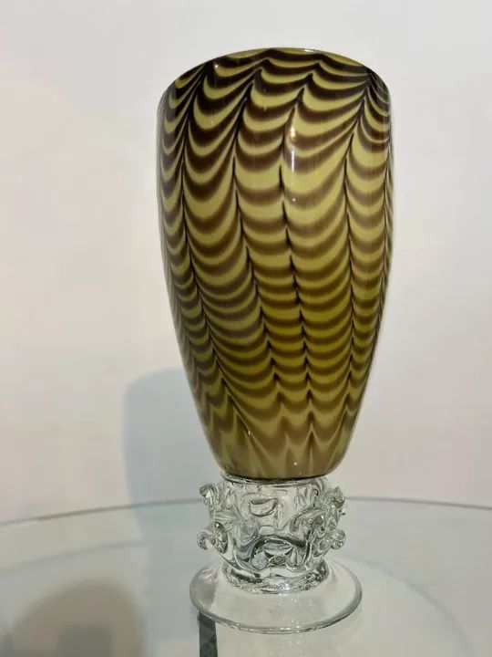 Vaso decorativo de vidro/cristal artístico, com design ondulado  e base transparente