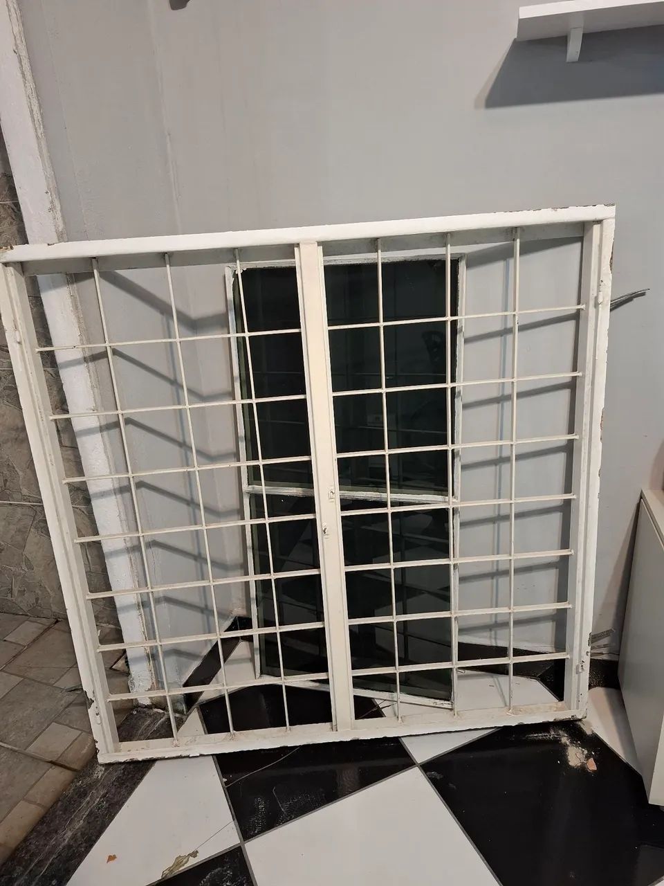 Janelas com grades de proteção e porta  - Foto 2