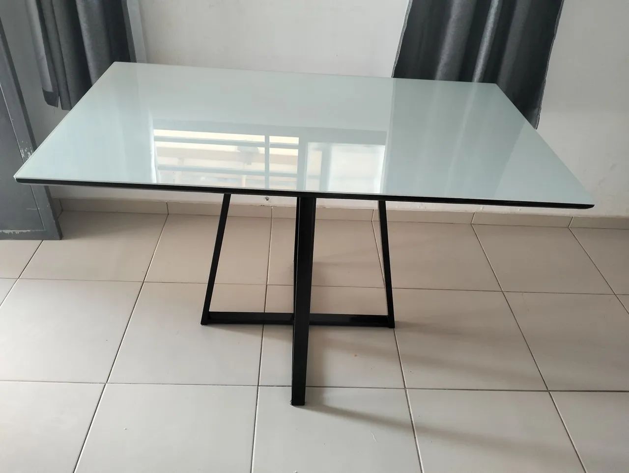 Mesa de jantar em vidro com base em ferro - Foto 3