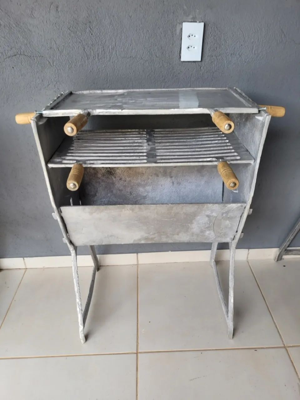 CHURRASQUEIRA GRANDE EM ALUMÍNIO 