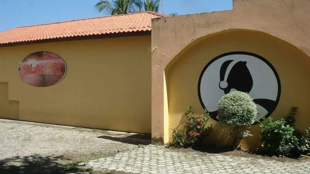 Área de Lazer com 4050m², toda murada e com portaria, 2 salões de festa, bar, piscina, cam