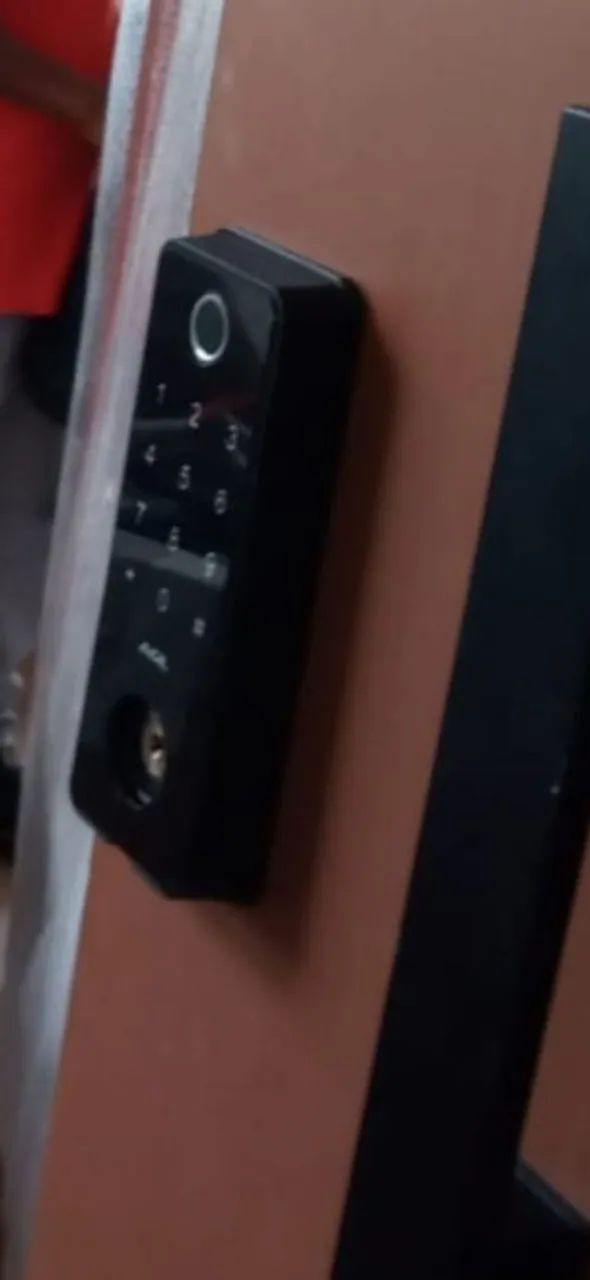 Fechadura eletrônica para porta de entrada em perfeito estado de conservação.