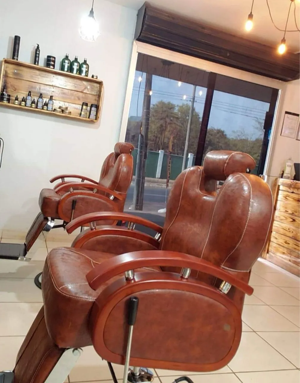 Poltronas de barbeiro em couro salão barbearia