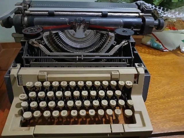 Maquina De Escrever Olivetti Linea (retro)