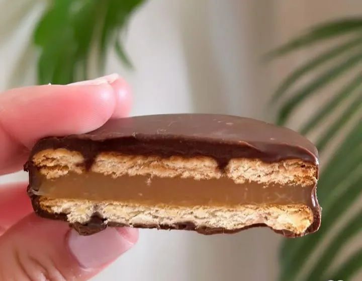 Alfajor de doce de leite com cobertura de chocolate,  - Foto 2