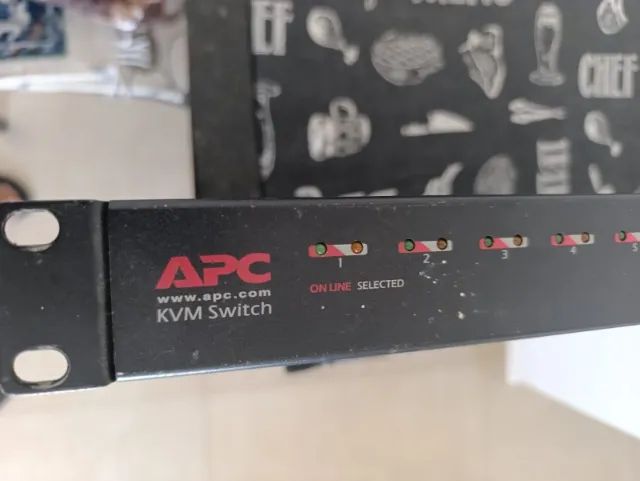 Apc Analog Kvm Switch 8-port Multi-platform Ap5201 (Usado)
