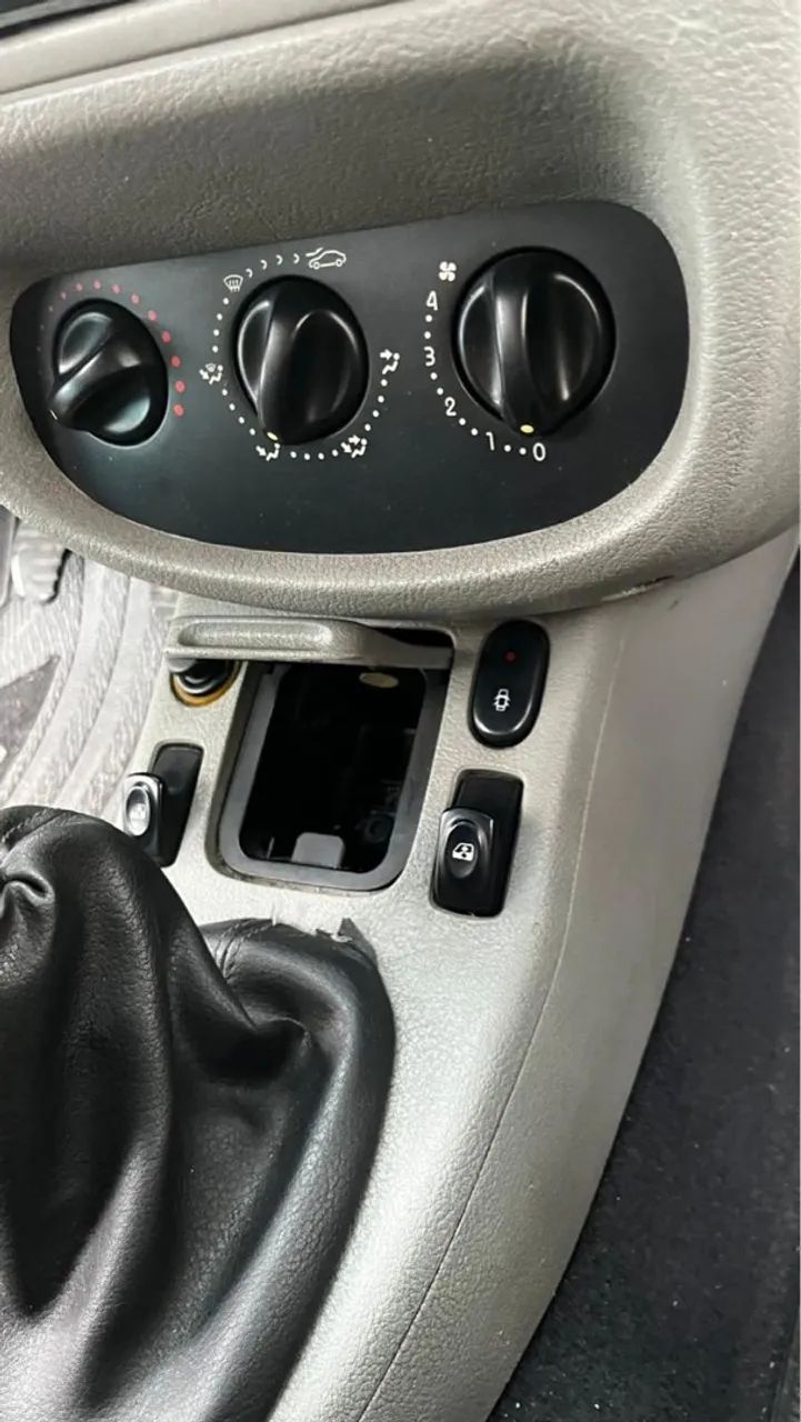 Clio 1.6 16V quem procura máquina 