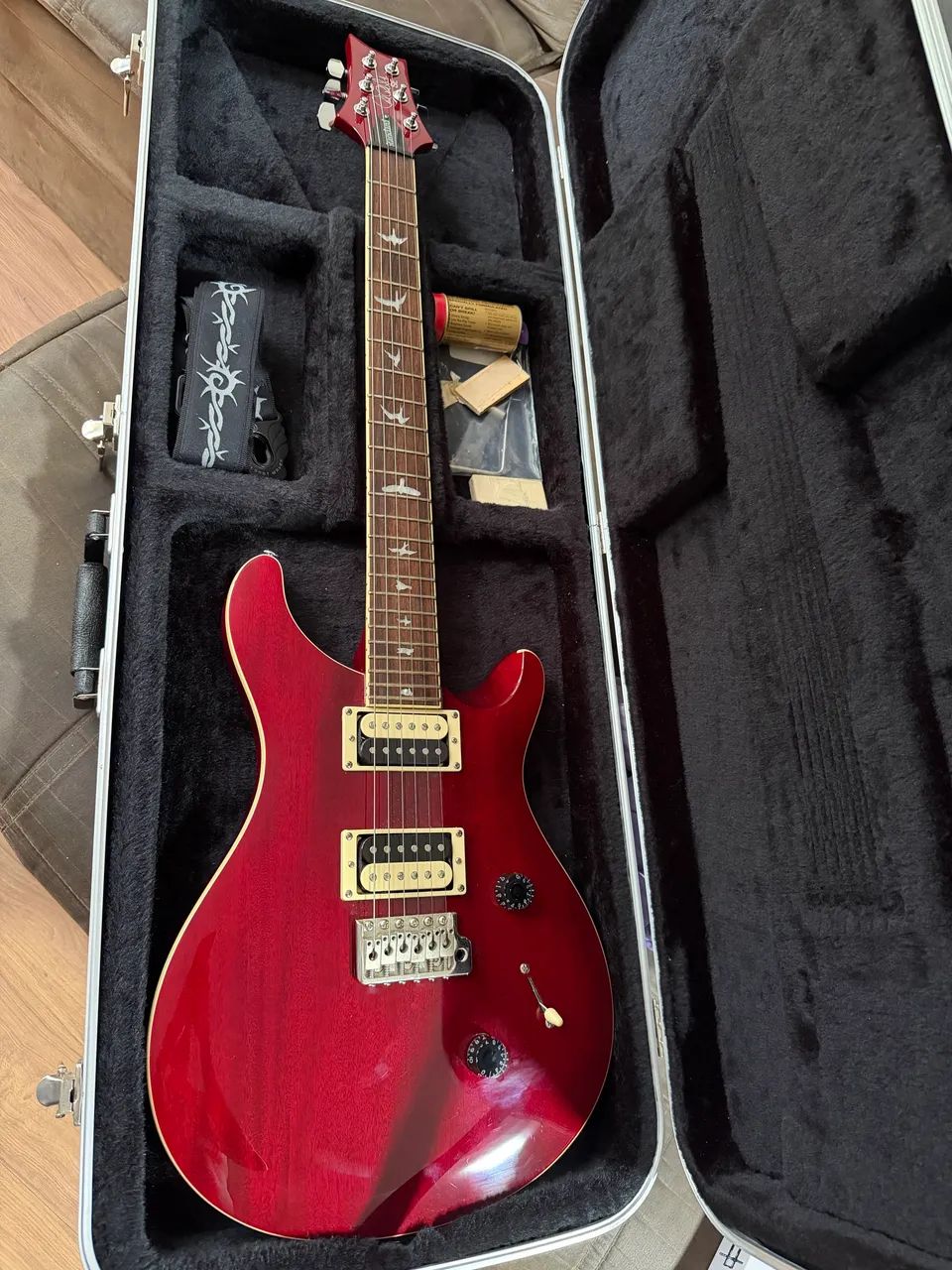 Guitarra PRS SE Standard vermelha com hardcase