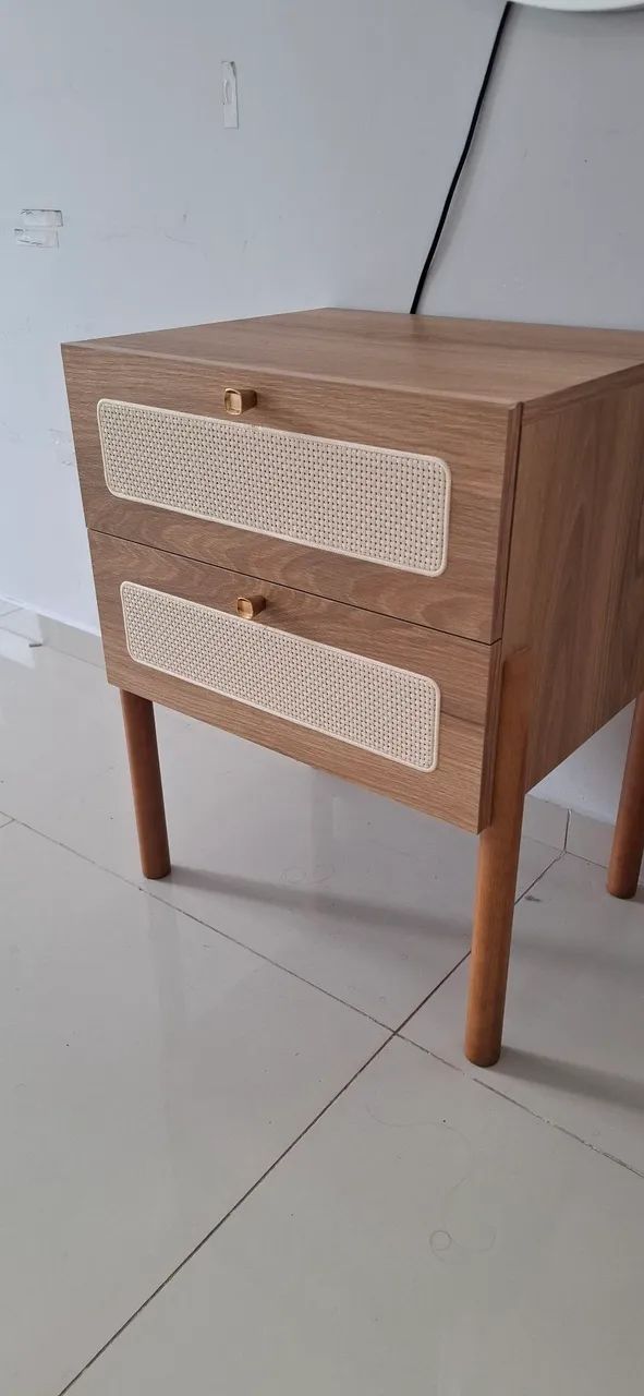 Mesa de cabeceira com palhinha.