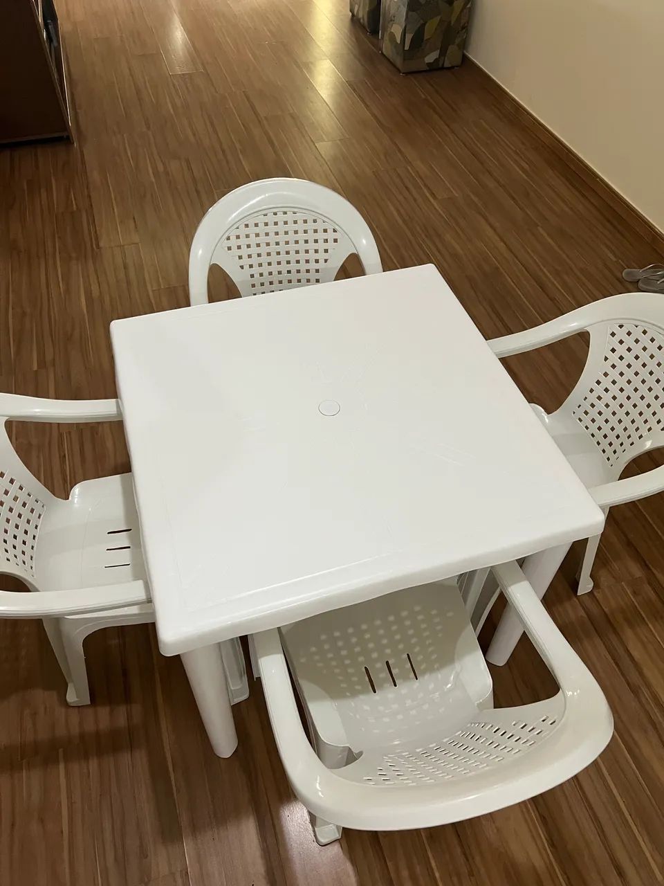 Mesa com 4 cadeiras