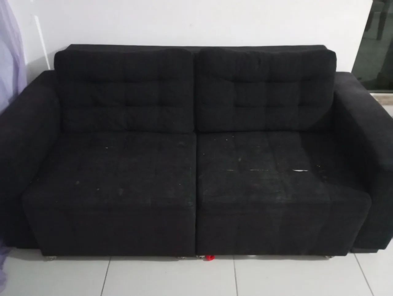 Sofá retrátil preto 3 lugares - Foto 5