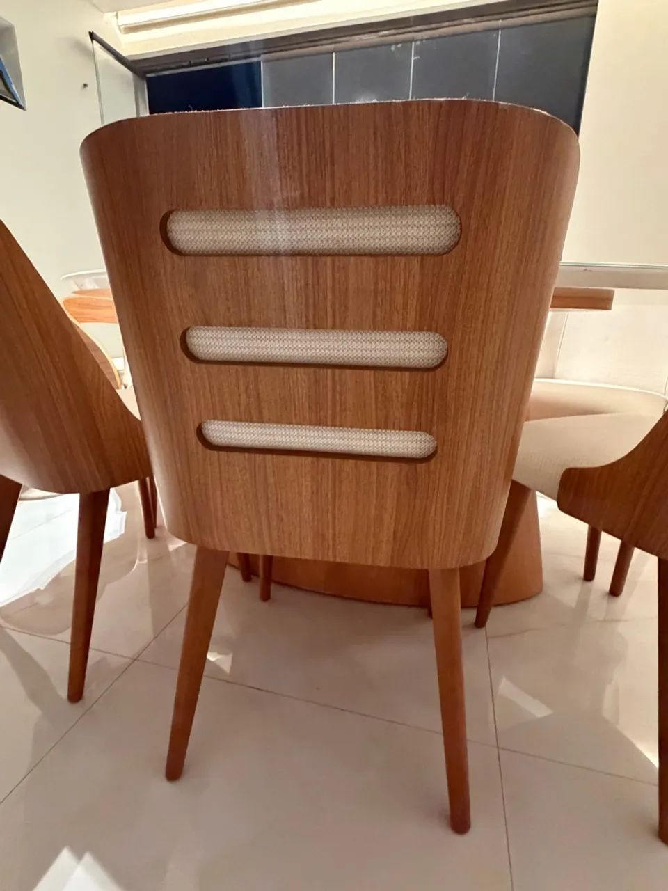 Mesa de jantar com 6 cadeiras ?sofisticada