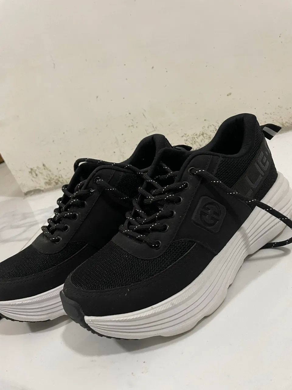 Tênis preto e branco  - Foto 2