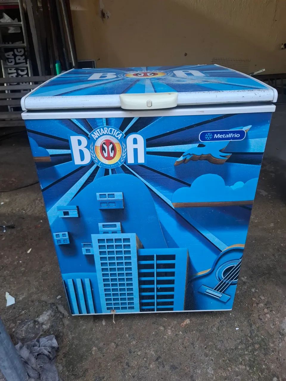 Freezer deitado uma tampa.