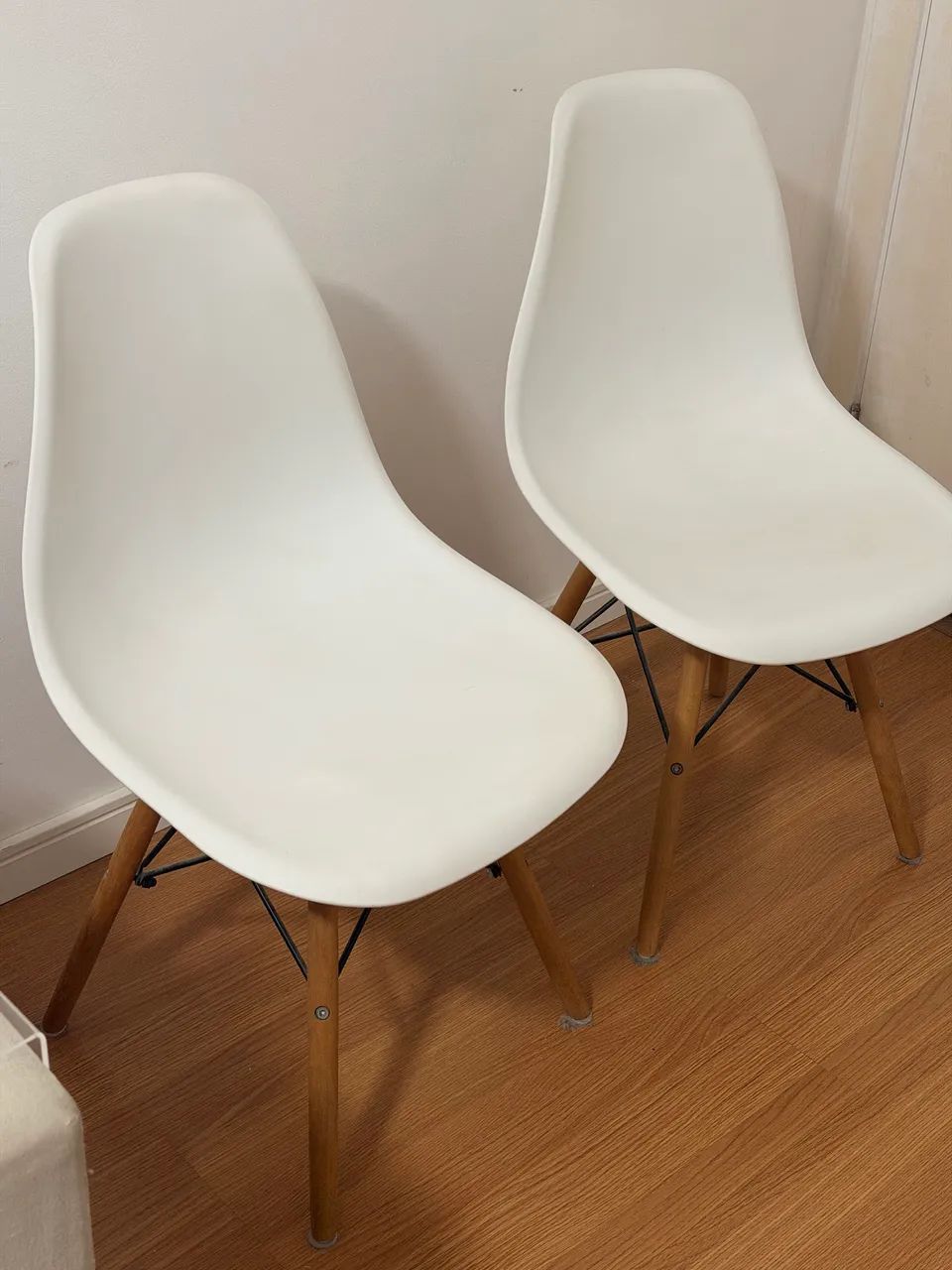 Duas cadeiras Eames 