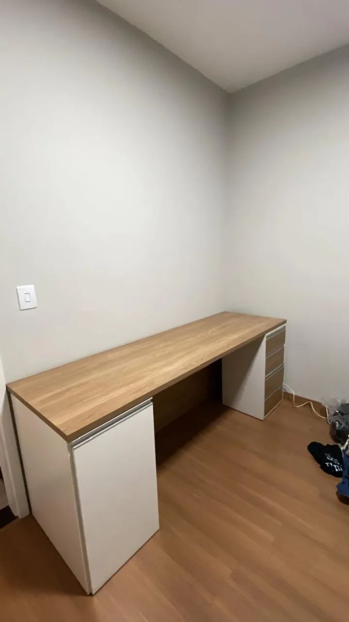 Mesa de escritorio com gaveteiro