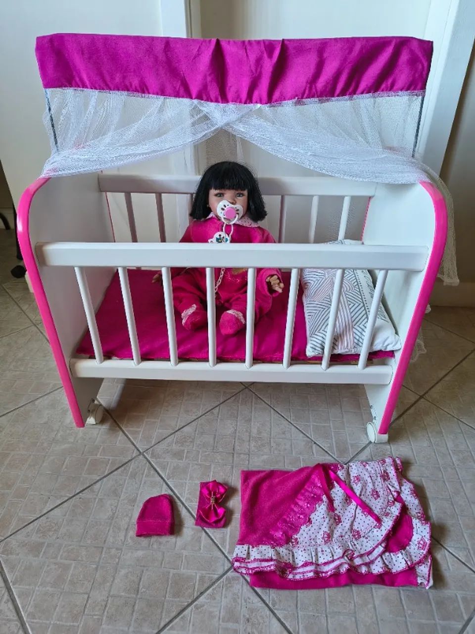 Bebê Reborn Com o Berço Completo.
