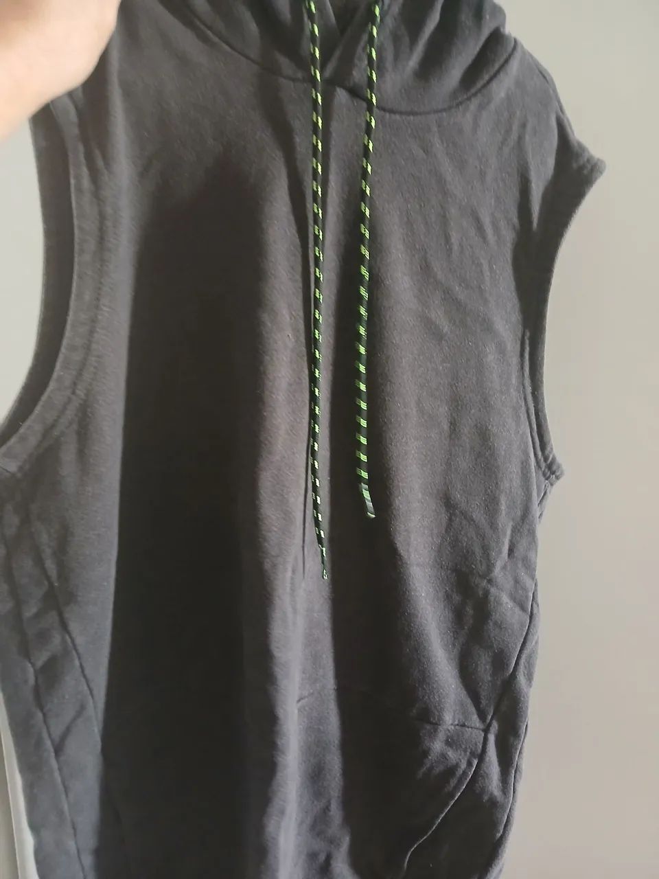 Blusa com capuz cinza