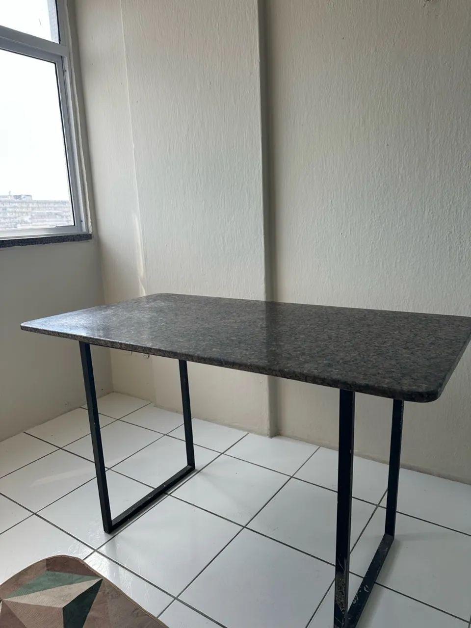 Mesa de mármore, 4 cadeiras 