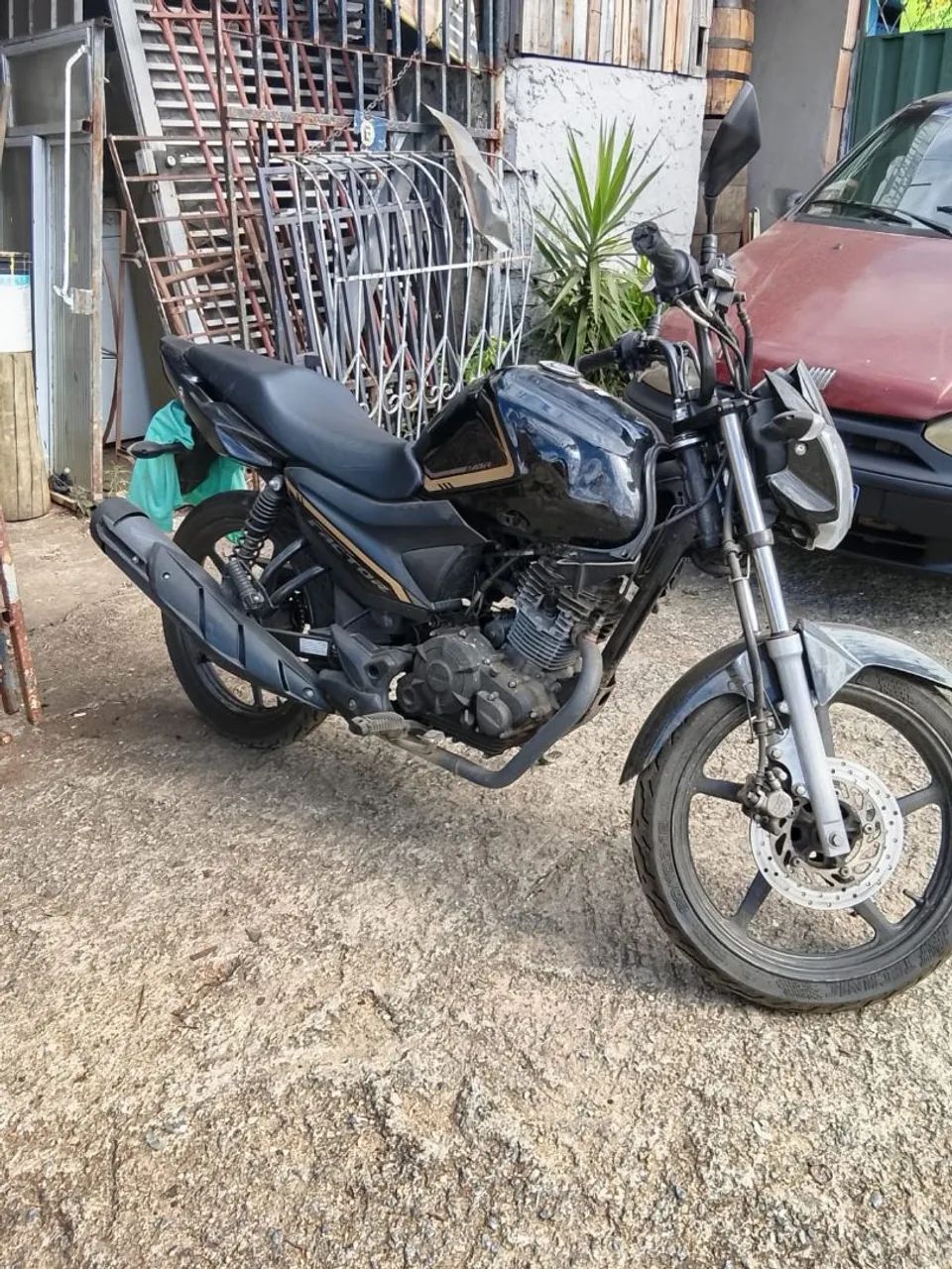 Moto com km baixo e acessível 