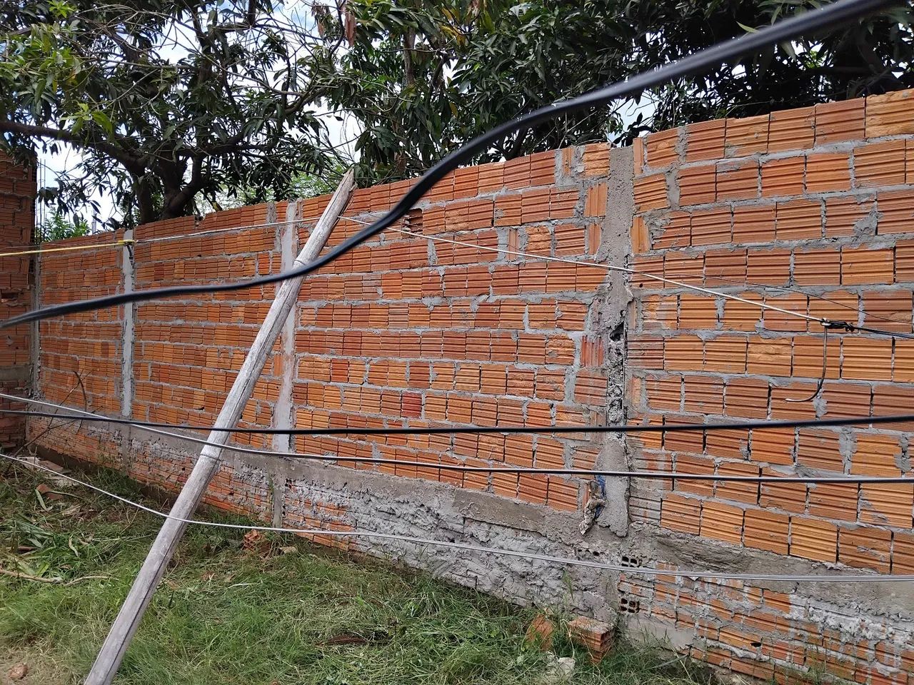 Vendo uma casa com.3 peças e um banheiro.