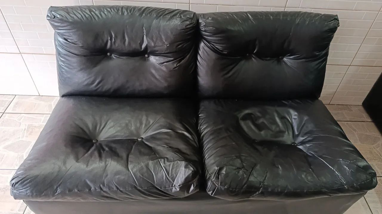 Sofá Preto Courino - 4 Lugares com Chaise - Usado - Foto 4