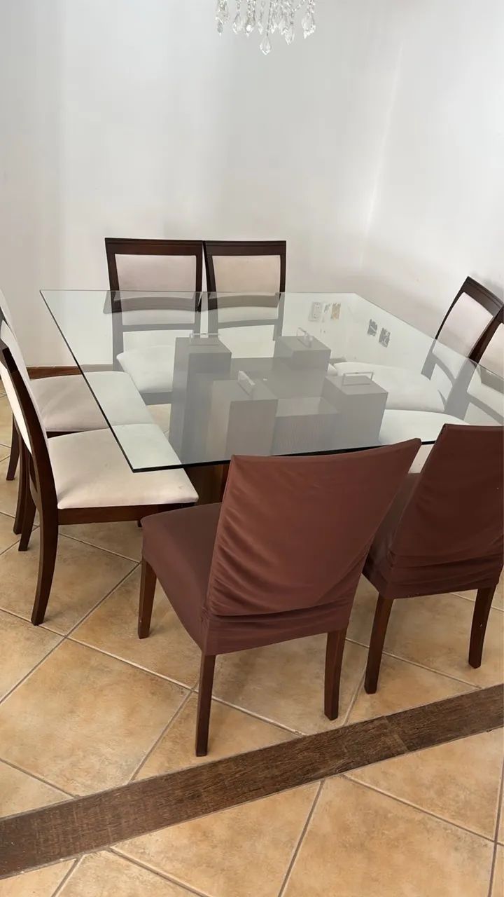 Mesa de vidro com 8 cadeiras