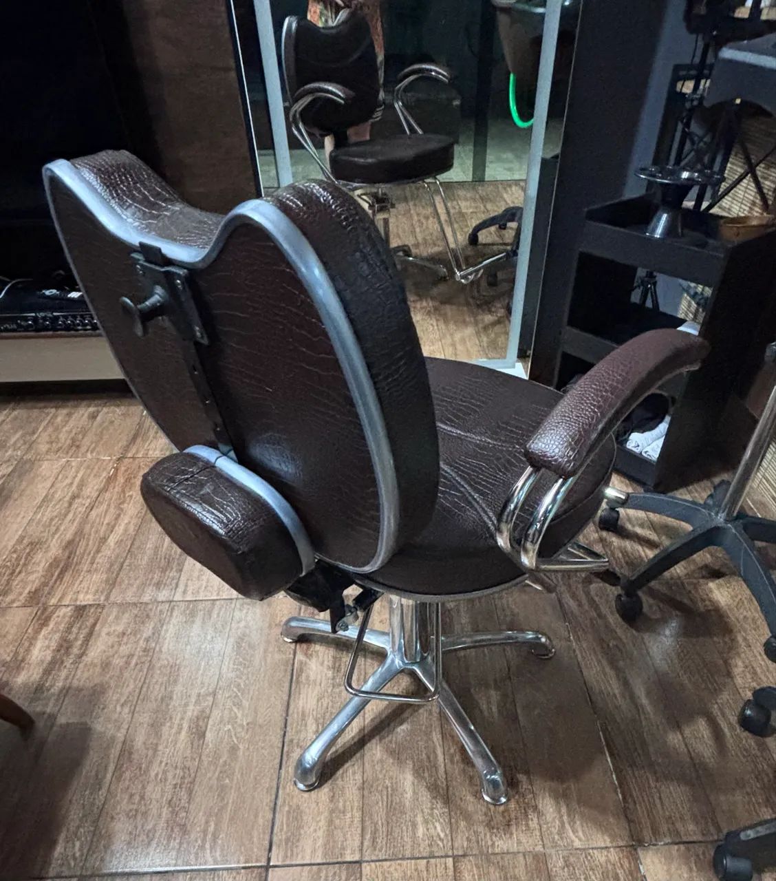 Vendo cadeira para cabeleireiro ou barbeiro hidráulica com encosto reclinável 